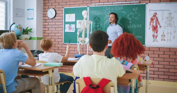 Professeur Caucasien Vêtements Intelligents Avec Modèle Squelette Humain Expliquant Les — Photo