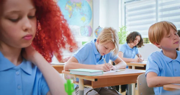 Manliga Och Kvinnliga Elever Blå Skoluniform Sitter Vid Skrivbord Vit — Stockfoto