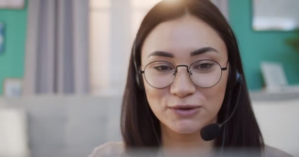 Mujer Morena Bastante Joven Operador Call Center Usar Auriculares Responder — Vídeos de Stock