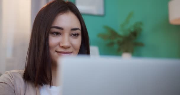 Уставшая Женщина Заканчивает Работу Над Ноутбуком Дома Счастливая Женщина Трогает — стоковое видео