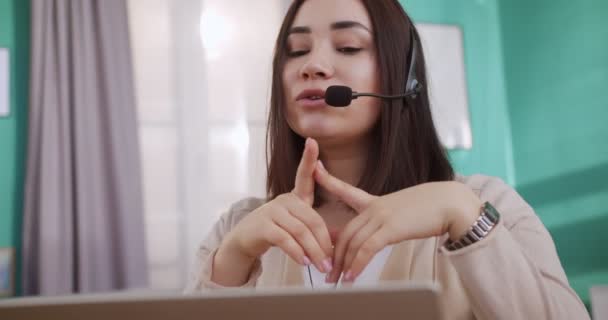 Šťastná Mladá Obchodní Zástupkyně Girl Headset Speaking Client Making Video — Stock video