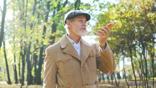 Retrato Homem Bonito Velho Sênior Elegante Parque Gravação Mensagens Voz — Vídeo de Stock
