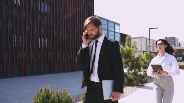 Homme Caucasien Occupé Costume Noir Marchant Parlant Sur Téléphone Portable — Video