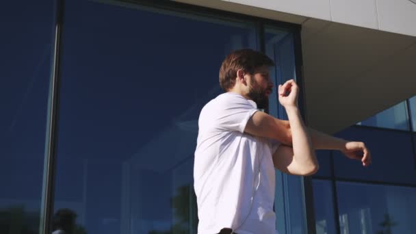 Jonge Blanke Sportieve Man Stretching Spieren Opwarmen Voor Training Ochtend — Stockvideo
