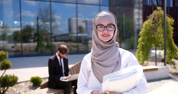 Açık Hava Modern Ofis Binasına Gülümseyen Tesettürlü Mutlu Arap Kadın — Stok video