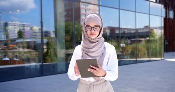 Jonge Arabische Vrouw Bril Hijab Lopen Straat Stad Business Center — Stockvideo