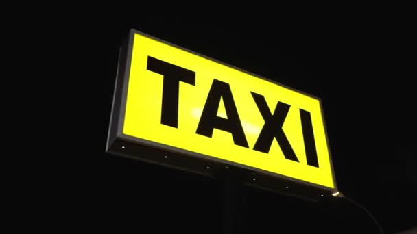 Low Angle View Minimalistic Yellow Billboard Taxi Inscription Night Urban — Stock Video