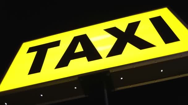 Вид Низким Углом Желтый Знак Надписью Taxi Большой Городской Транспортный — стоковое видео