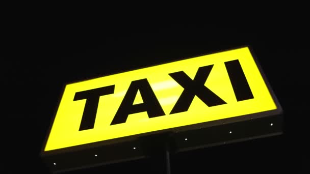 Low Angle View Video Taxi Sign Yellow City Transport Symbol — Stock Video