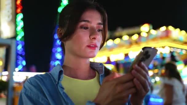 Portrait Stunning Focused Caucasian Woman Standing Amusement Park Nighttime Looking — Stock Video