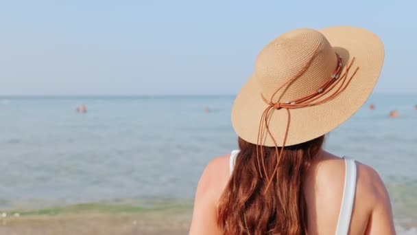 Обратный Вид Молодую Кавказскую Привлекательную Женщину Пляже Сидящую Обнимающую Летние — стоковое видео