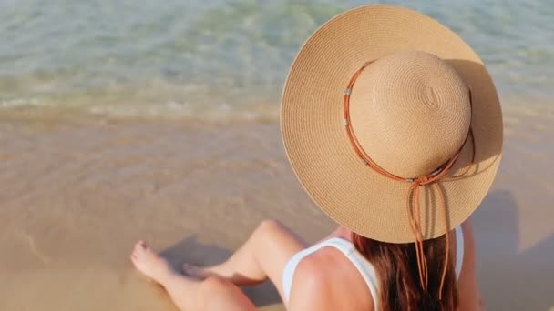 Привлекательная Вдумчивая Белая Женщина Пляже Сидящая Наслаждающаяся Солнечными Летними Каникулами — стоковое видео