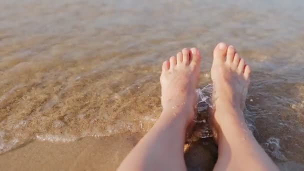 Close Charmoso Atraente Mulheres Caucasianas Pernas Praia Relaxante Beira Mar — Vídeo de Stock