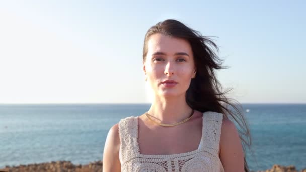 Portret Czarującej Młodej Białej Kobiety Patrzącej Kamerę Plaży Nad Morzem — Wideo stockowe