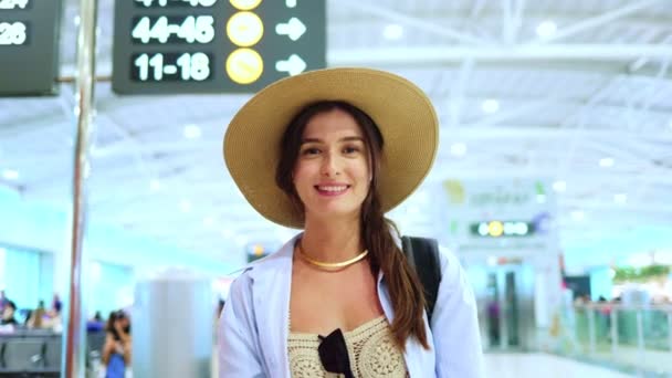 Portret Szczęśliwej Pięknej Młodej Damy Uśmiechniętej Lotnisku Czekającej Rozpoczęcie Wakacji — Wideo stockowe