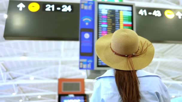 Γοητευτική Νεαρή Λευκή Γυναίκα Καπέλο Που Περιμένει Την Πτήση Στο — Αρχείο Βίντεο