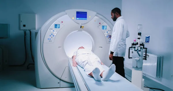 Žena Leží Stole Mri Zkoumání Magnetické Rezonance Pozadí Zařízení Afroameričtí — Stock fotografie