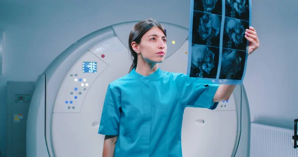 Jonge Verpleegster Blauwe Jas Onderzoekt Mri Scan Zorgvuldig Vrouwelijke Medisch — Stockfoto
