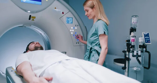 Pacient Připravuje Mri Vyšetření Muž Vstupuje Magnetické Rezonance Ženský Lékař — Stock fotografie
