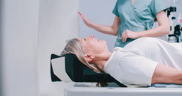 Zpětný Záběr Pacientky Ležící Skeneru Doktor Provádí Magnetickou Rezonanci Žena — Stock fotografie