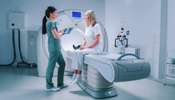 Doktor Pacient Diskutují Výsledcích Tomografického Skenování Ženský Doktor Drží Tablety — Stock fotografie