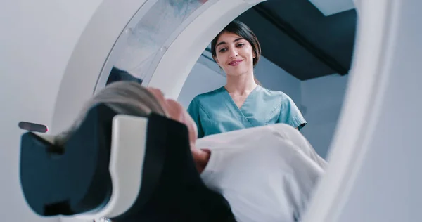 Žena Dokončila Magnetickou Rezonanci Pacient Přesouvá Magnetické Rezonance Ženský Doktor — Stock fotografie