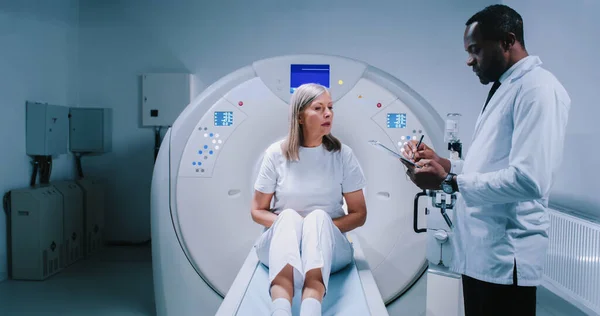 Dokter Patiënt Hebben Een Discussie Het Moderne Tomografie Laboratorium Afro — Stockfoto