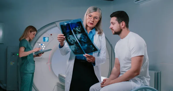Portrét Pacienta Doktora Jak Diskutují Ženský Doktor Ukazuje Tomografii Lékařský — Stock fotografie