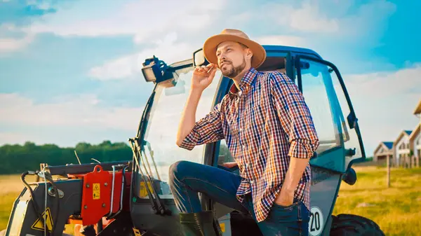 Kameraya Gülümseyen Yeşil Ekranlı Akıllı Telefonu Gösteren Şapkalı Genç Çiftçi Telifsiz Stok Fotoğraflar