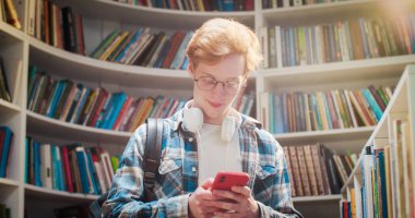 Beyaz saçlı, gözlüklü, kulaklıklı, akıllı telefonla konuşan ve kütüphanede mesaj gönderen genç bir erkek öğrenci. Kızıl saçlı bir adam cep telefonundan mesaj atıyor ve dinliyormuş. İletiler.