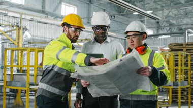 Orta yaşlı yakışıklı, zarif, beyaz bir erkeğin portresi. Meslektaşlarına anlatıyor. İzleyen iki işçi dikkatle dinliyor..