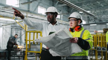 Tipik bir ekip portresi. İyi görünümlü, tıraşsız, orta yaşlı, yakışıklı, çalışkan Asyalı ve yakışıklı bir erkek..