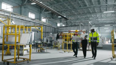 Çekici, genç, zarif, beyaz kadın yorulmak bilmeyen, hevesli Asyalı erkek ve zarif, yetenekli, Afro-Amerikan erkek sohbet ediyor..