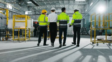 Yaratıcı çalışanlar inşaat sırasında birbirleriyle iletişim kurarlar. Profesyoneller arasında işbirliği. Yönetim ekibi fabrikada brifing veriyor..