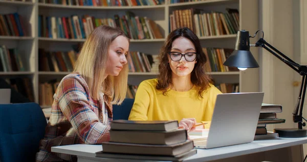 Dos Jóvenes Estudiantes Caucásicas Que Estudian Laptop Juntas Biblioteca Concepto — Foto de Stock