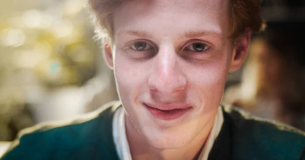 Porträtt Ung Glad Rödhårig Vit Man Student Sitter Vid Bordet — Stockfoto