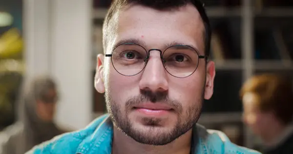 Großaufnahme Eines Kaukasischen Jungen Gutaussehenden Mannes Mit Brille Der Die — Stockfoto
