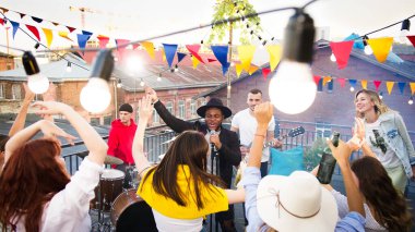 Gitarist, davulcu ve şarkıcıyla bir konserde çalacak. Bir grup arkadaş takılıyor, gün batımında çatıda eğleniyor, dans ediyor ve müzik dinliyor..