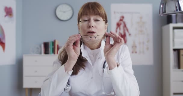 Hermoso Médico Caucásico Agotado Vestido Blanco Con Estetoscopio Sentado Escritorio — Vídeos de Stock