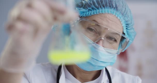 Detailní Záběr Ženského Bělošského Epidemiologa Masce Brýlích Rukavicích Držících Skleněnou — Stock video