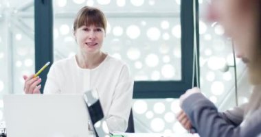 Çekici, olgun, kadın proje yöneticisinin omuzlarının üstünden modern bilişim şirketinin üretken profesyonel çalışanlarından oluşan bir ekiple cihaz kullanarak konuşmasının görüntüsü. IT konsepti.