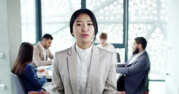 Portret Pewnej Siebie Młodej Azjatyckiej Bizneswoman Mówiącej Patrzącej Kamerę Podczas — Wideo stockowe