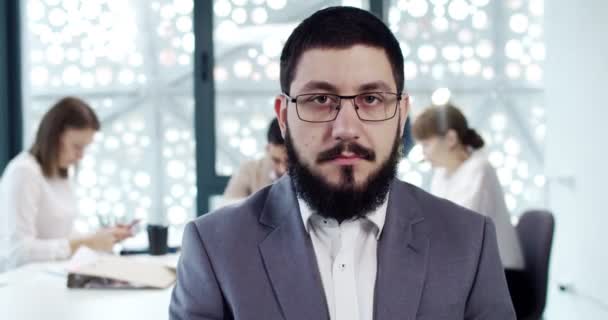 Modern Ofiste Oturmuş Gözlüklü Kameraya Bakan Özgüvenli Beyaz Adamın Portresi — Stok video