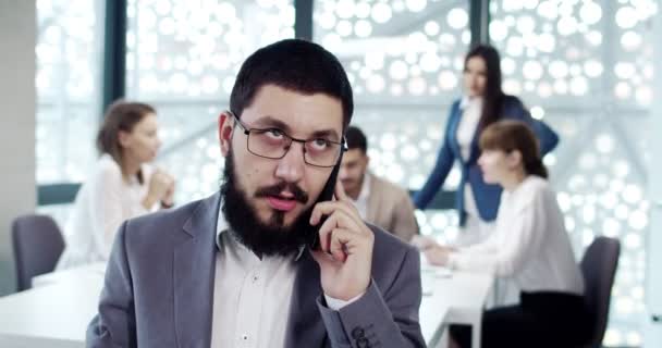Portret Atrakcyjnego Białego Mężczyzny Pracującego Biurze Sławnej Firmy Rozmawiającego Przez — Wideo stockowe