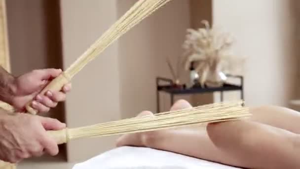 Närbild Professionell Skicklig Kvinnlig Massör Gör Ben Massage Med Bambu — Stockvideo