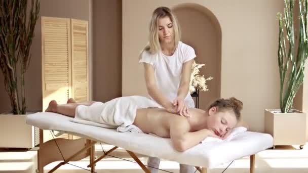 Side View Porträtt Skicklig Kvalificerad Kvinnlig Massagekonst Som Ger Vård — Stockvideo