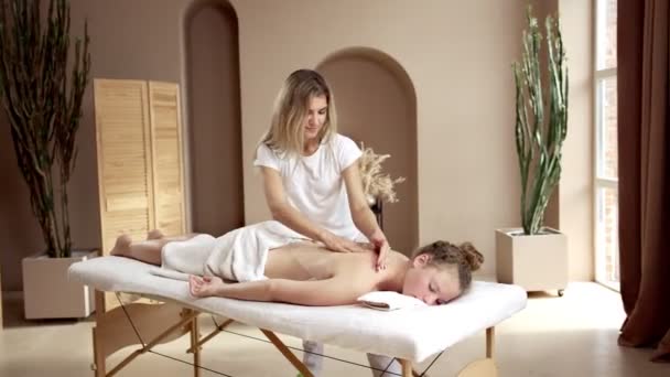 Side View Portrait Attractive Professional Female Massagist Doing Back Massage — Stock Video