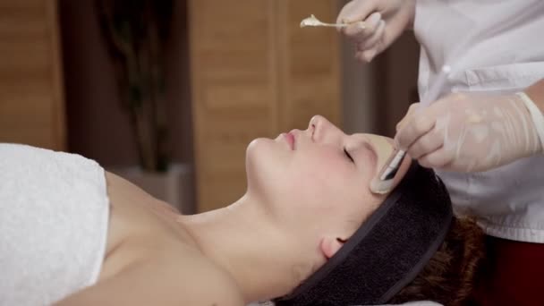 Close Widok Profesjonalnych Umiejętności Kosmetolog Kobiet Stosowania Maski Dla Atrakcyjnej — Wideo stockowe