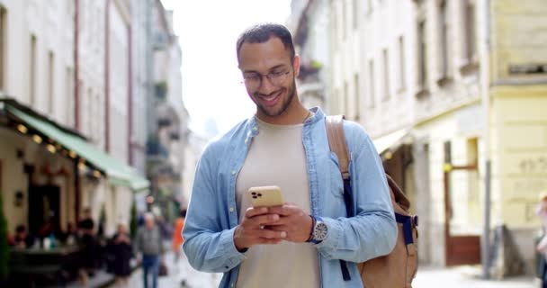 Güzel Bir Günde Caddede Durup Akıllı Telefondan Mesaj Atan Gözlüklü — Stok video