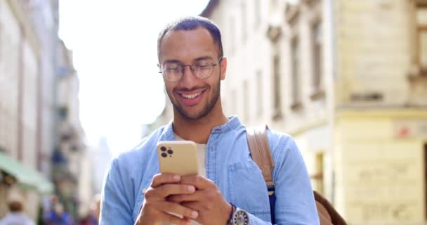 Sonriendo Feliz Alegre Viajero Masculino Gafas Charlando Teléfono Inteligente Riendo — Vídeo de stock